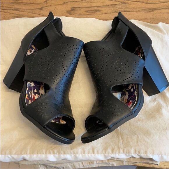 CHRISTIAN LACROIX BLACK BLOCK HEEL SHOOTIE… - Picture 2 of 7